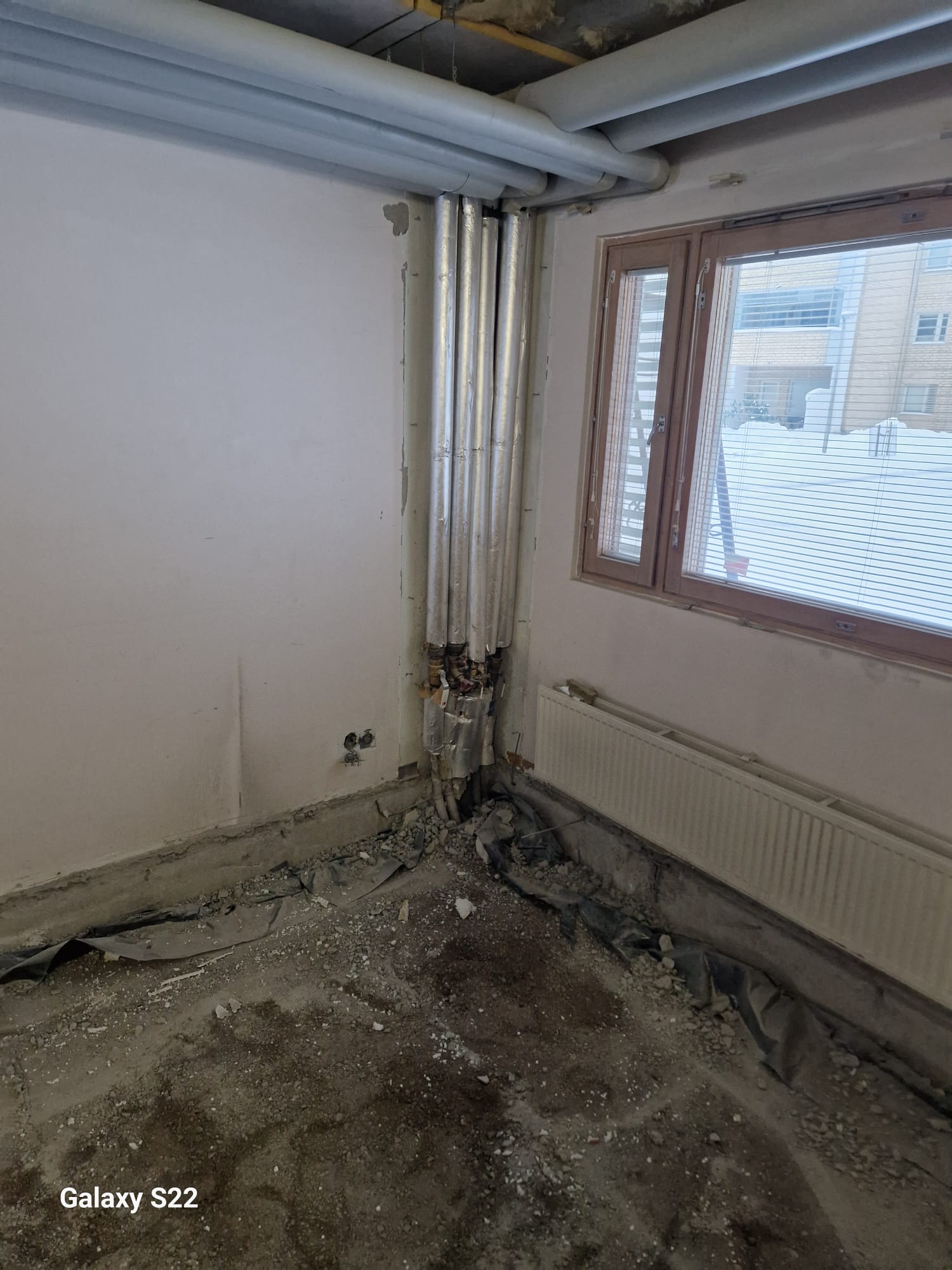 Huoneen lattia avattuna ja putkinousut esillä