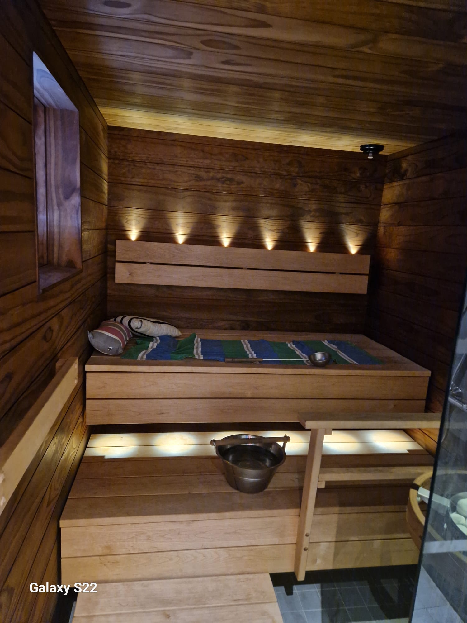 Valmis sauna lämpökäsitellyllä puupanelilla ja epäsuoralla valaistuksella
